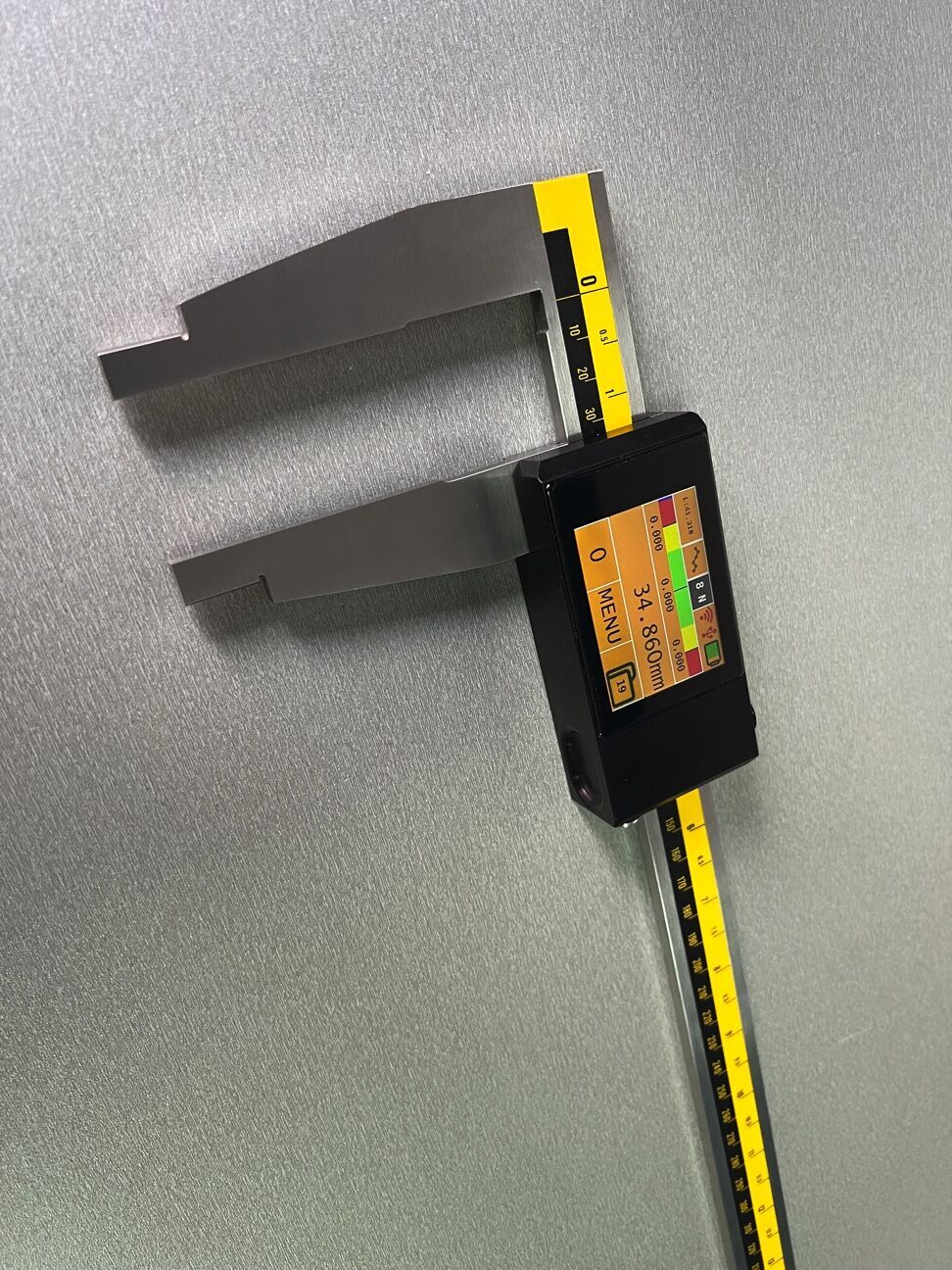 Microtech Digital Werkstattmessschieber 1500mm: Aufsicht, schwarzes Display 34.860mm, gelbe Skala