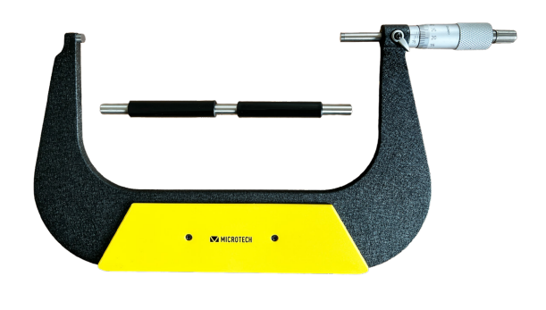 Messschraube auf weißem Hintergrund. AUf der Vorderseite steht das Logo des Herstellers Microtech Metrology. Auch ein Einstellmaß ist abgebildet.