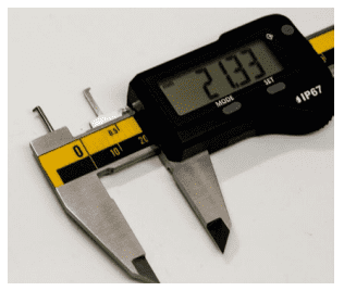 Microtech Metrology 150mm Digitaler Messschieber: Frontalansicht mit Swiss Digit Display, IP67-Kennzeichnung