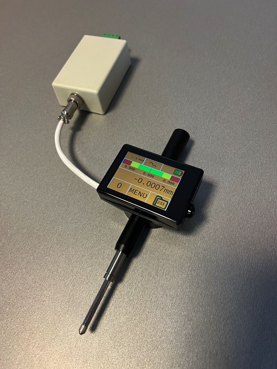 Microtech Metrology 50,8mm Messuhr: Digitales Gerät mit Color Touchscreen & Wireless-Modul, Aufsicht