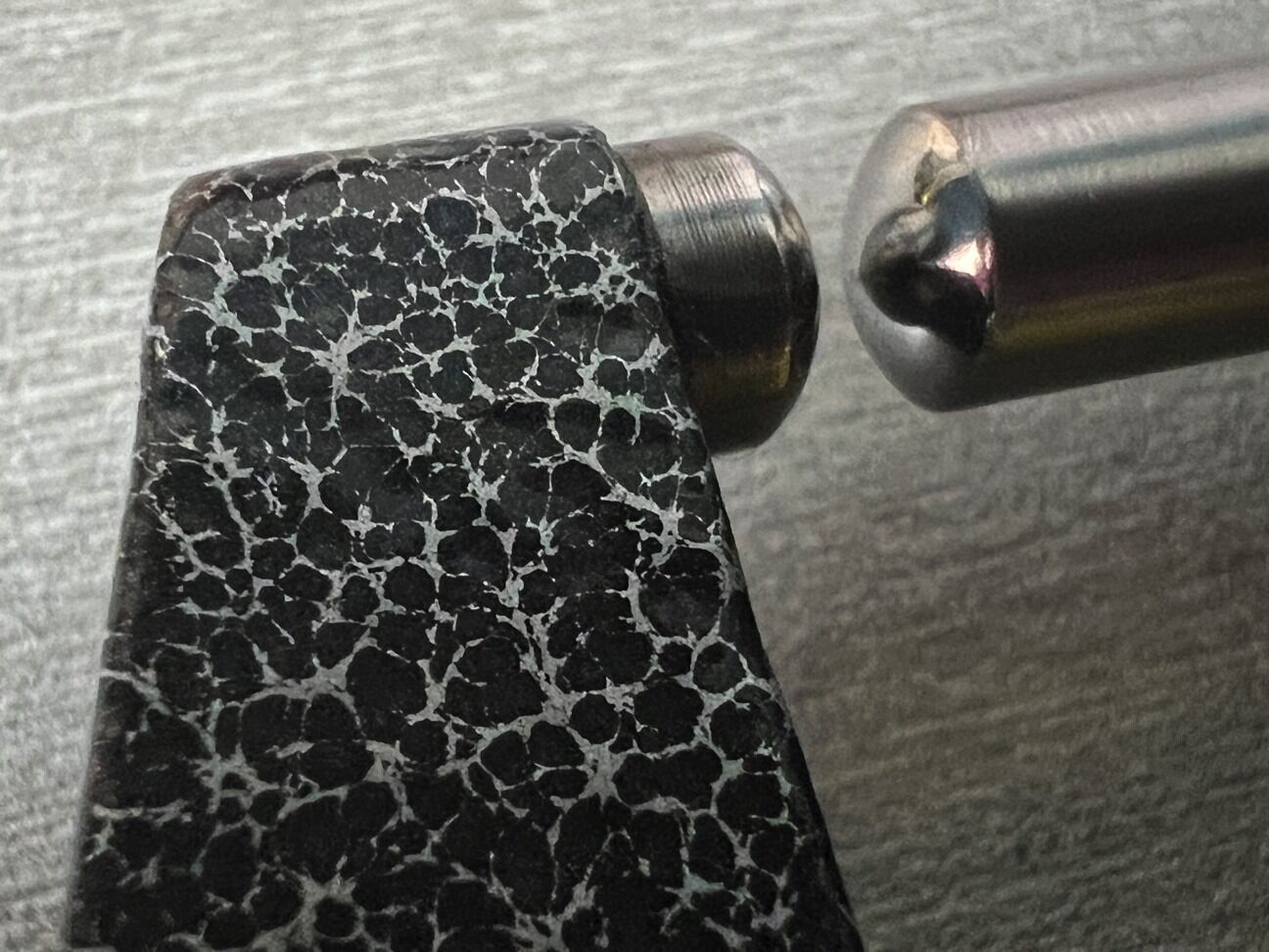 Microtech Digital Messschraube 75-100mm: Nahaufnahme der Messflächen mit schwarzer Strukturierung
