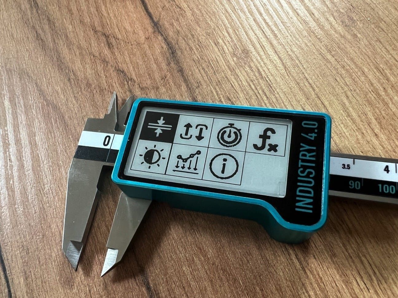 Microtech Metrology Digitaler Präzisionsmessschieber: E-Ink Display mit Industriesymbolen, Wireless+USB, Detailansicht
