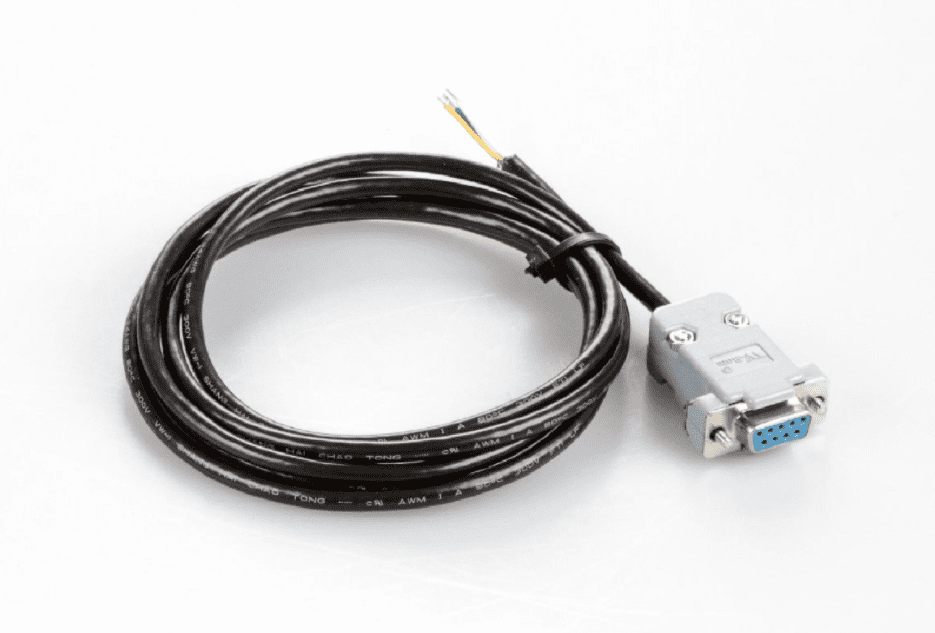 Schwarzes aufgerolltes Kabel auf weißem Hintergrund. Aus einem Ende ragen ein Paar kleinere Kabel raus. An dem anderen Ende steckt ein großer Stecker.