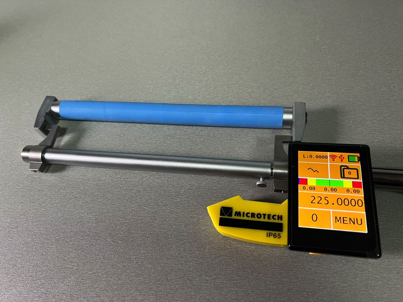 Messgerät, digitales Display, blauer Rollenstab, gelber Clip, Messwerkzeug