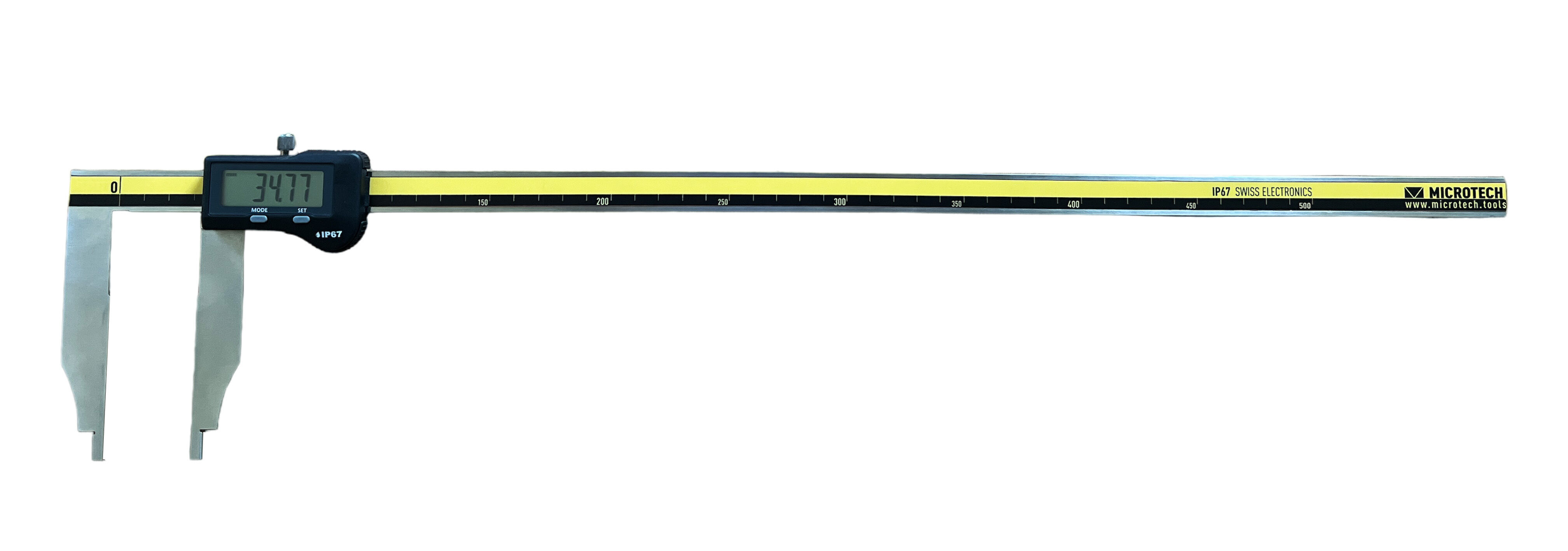 Microtech Digitaler Messschieber: Silbernes Metall, schwarzes Display mit 34.77 mm Anzeige, gelbes Lineal, Frontalansicht