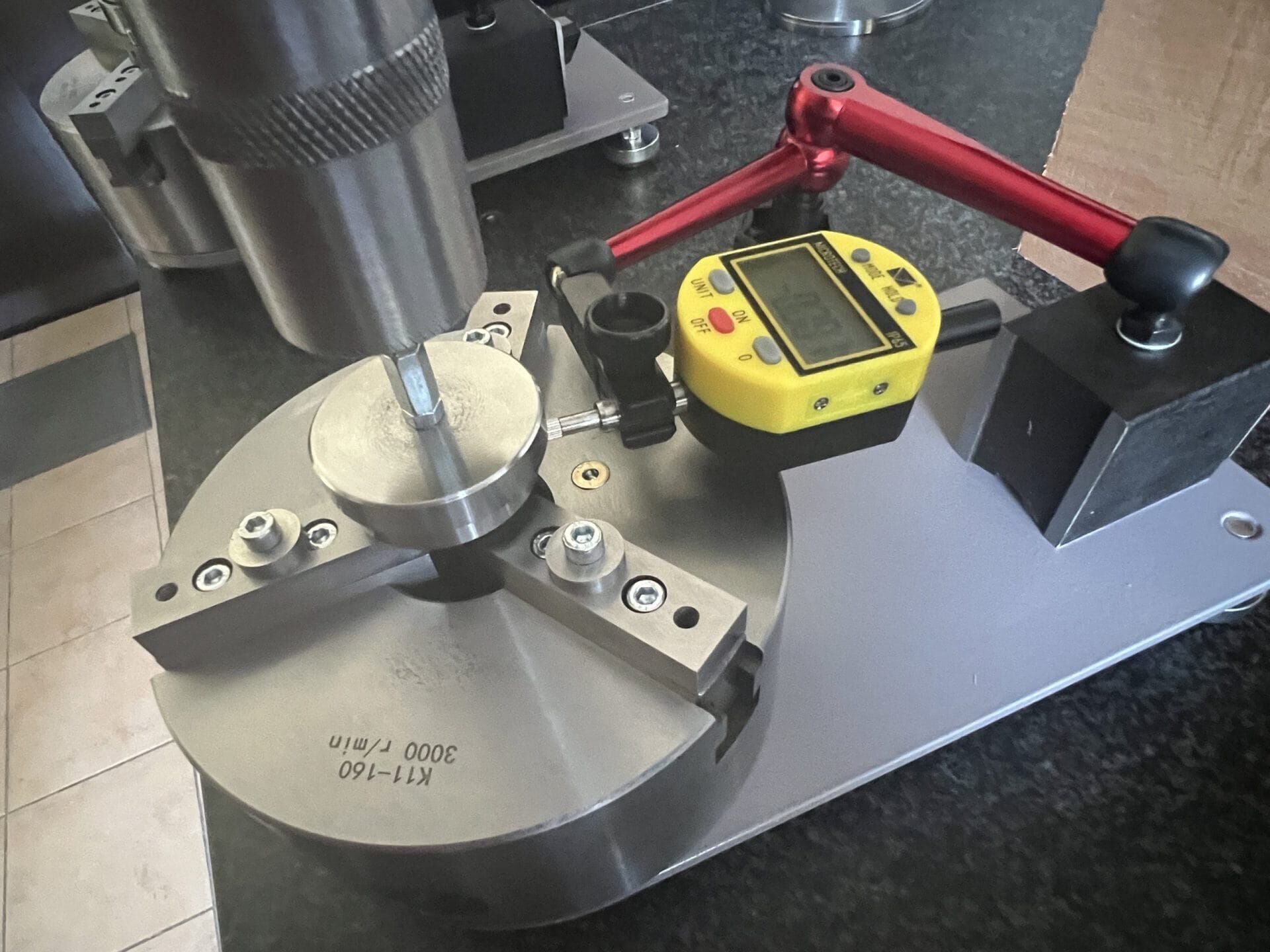 20-200mm Kontrollstand KIA/SIA/KEA: Nahaufnahme, silberfarbenes Metall mit gelber Digitalanzeige
