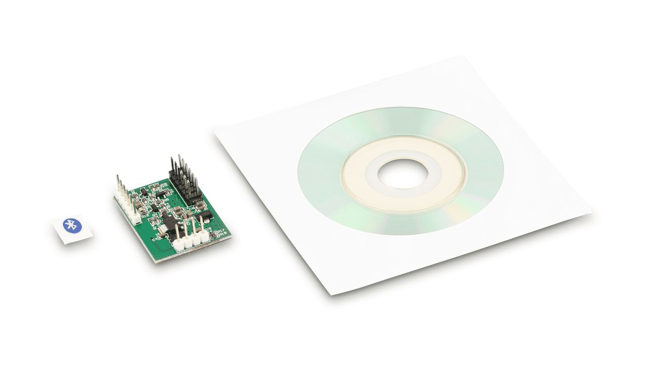 Datenschnittstelle auf weißem Hintergrund. Die Datenschnittstelle besteht aus einem circuit board. Daneben liegen eine CD und das gedruckte Symbol des Bluetooth.