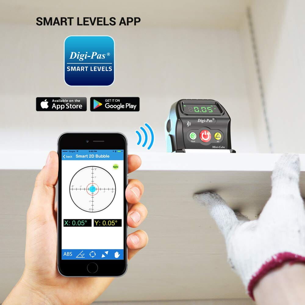 Ein Handy ist im Vordergrund hochgehalten. Im Hintergrund hält eine andere Hand eine Platte hoch auf der ein Neigungsmessgerät steht. In der oberen linken Ecke ist die App von Digi-Pas abgebildet mit den Symbolen für den App Store und Google Play.