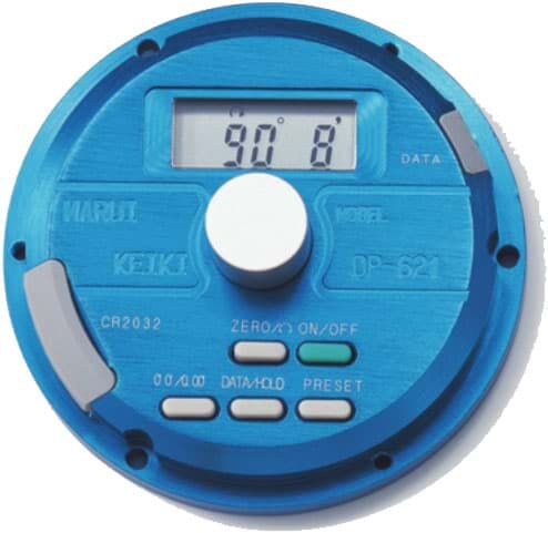 Blauer Winkelsensor auf Weißem Hintergrund. Der Sensor ist rund mit einer Anzeige im oberen Bereich und fünf knöpfe im unteren Bereich. Der Markenname Marui Keiki ist in der Mitte eingestanzt.
