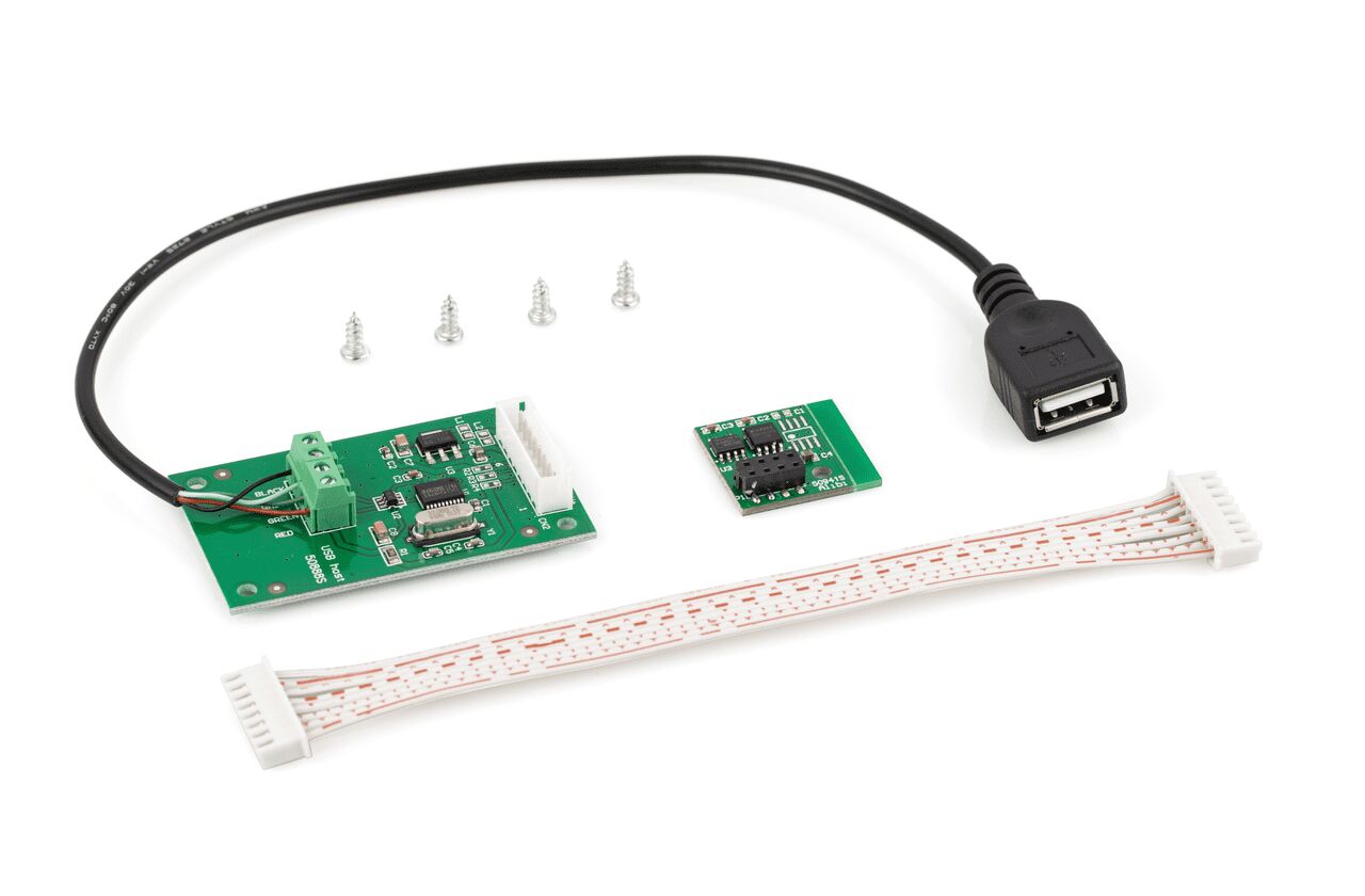 Alibispeicher Teile auf weißem Hintergrund. Das abgebildete Set besteht aus einem weißen Kabel, zwei rechteckige Leiterplatten und vier Schrauben. AUs der größeren Leiterplatte ragt ein schwarzes Kabel mit USB Ende raus.
