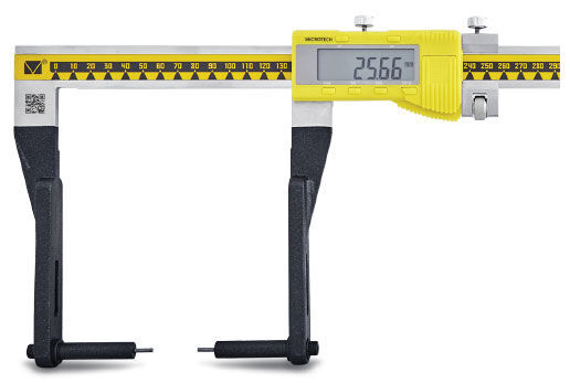Microtech Digitaler Messschieber 0-300mm: Gelb-silbernes Messgerät mit schwarzer Messspitze, Frontalansicht