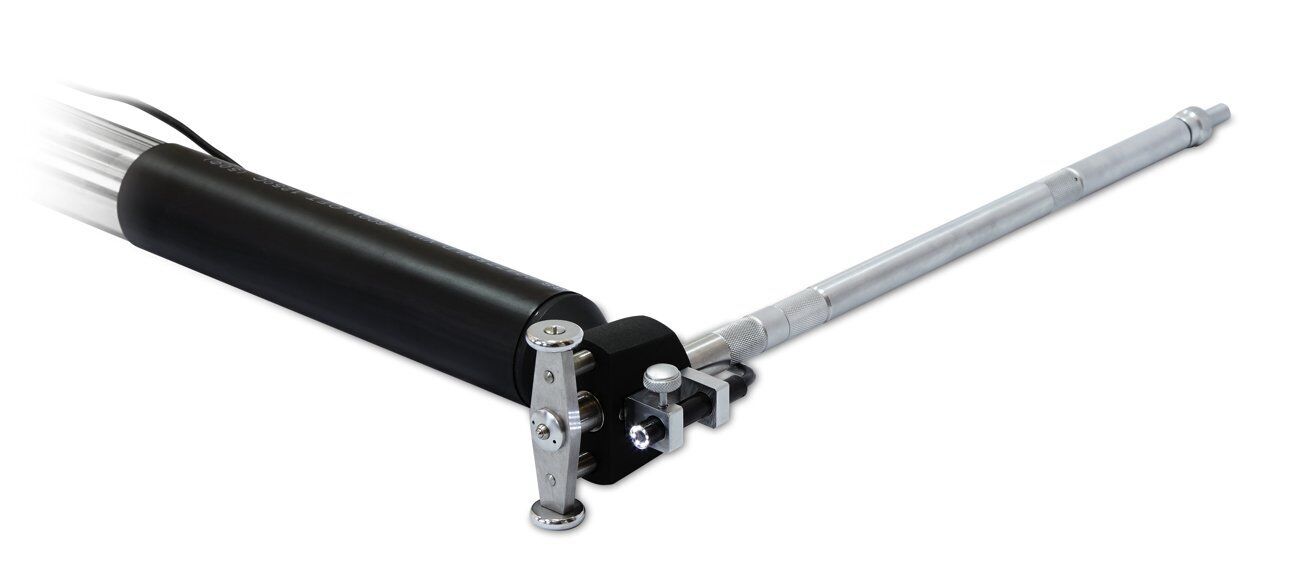 Microtech Digitales Innen-Feinmessgerät 160mm: Schwarzes Gehäuse, silberner Messarm, Frontalansicht