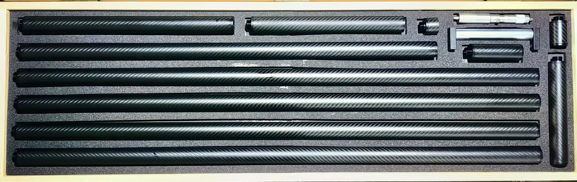 Microtech Digitale Messschraube: Satz mit mehreren Carbon-Messstäben und silberner Messbasis, komplett in Kiste