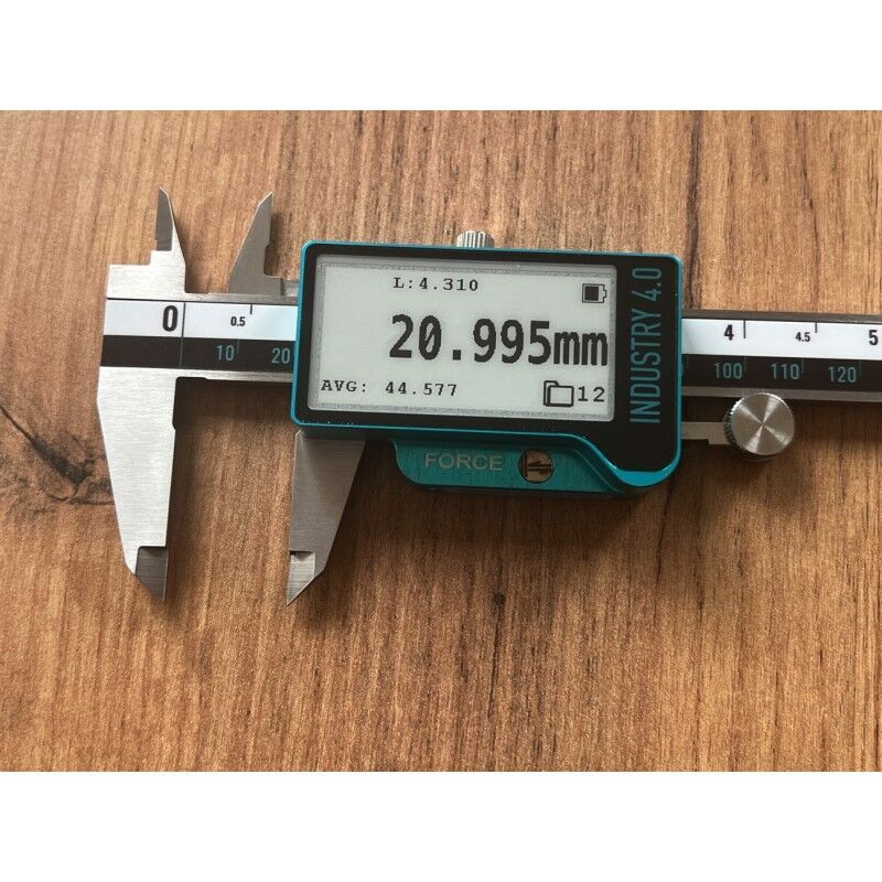Microtech Digitaler Präzisionsmessschieber: E-Ink Display zeigt 20.995mm Messwert, auf Holzoberfläche