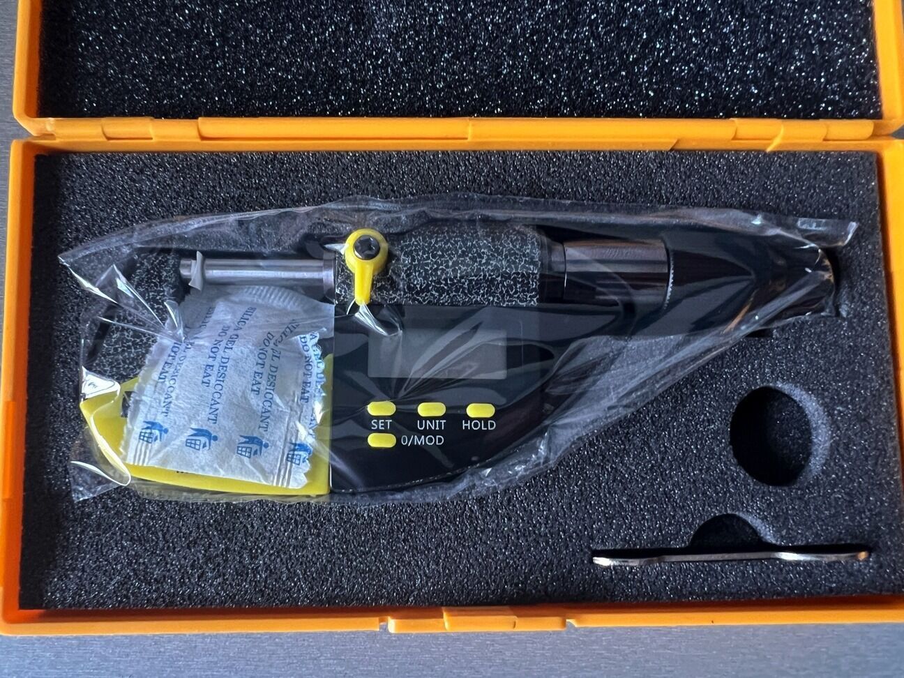 Microtech Digital Messschraube 75-100mm, schwarz, im orangefarbenen Schutz-Koffer mit Schaumstoffeinlage