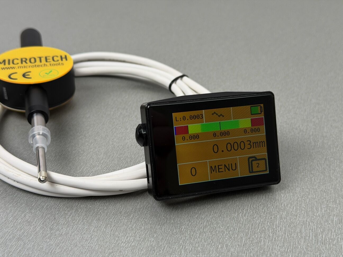 Digitaler Messtaster: Vorderansicht mit 2,4" Touchscreen und Messwert 0.0003mm, 2m Kabel