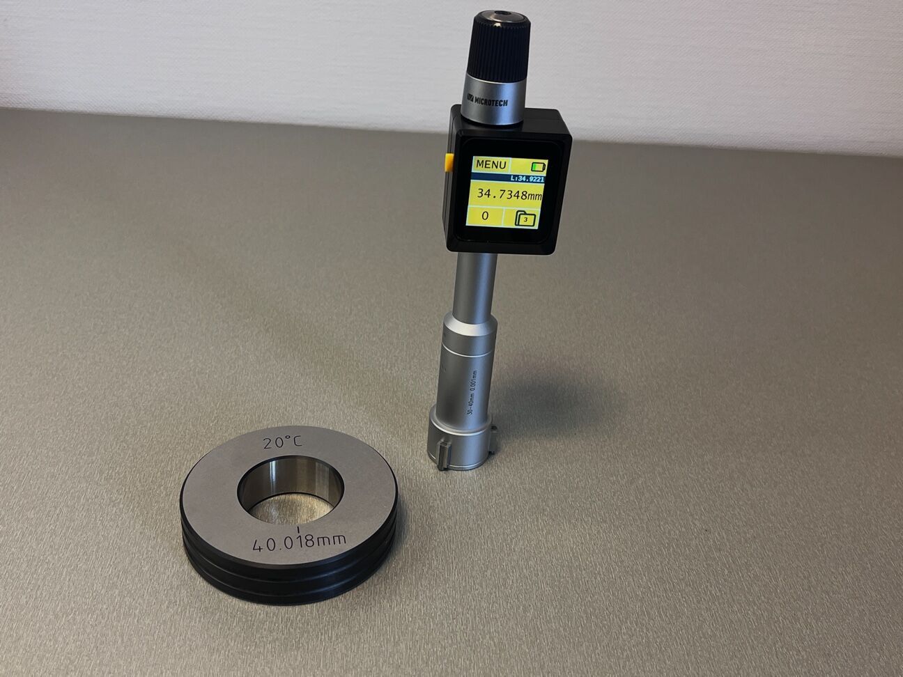 100mm Drei-Point Innenmessschraube mit Color Touchscreen, USB & Wireless in Schrägansicht, neben Einstellring