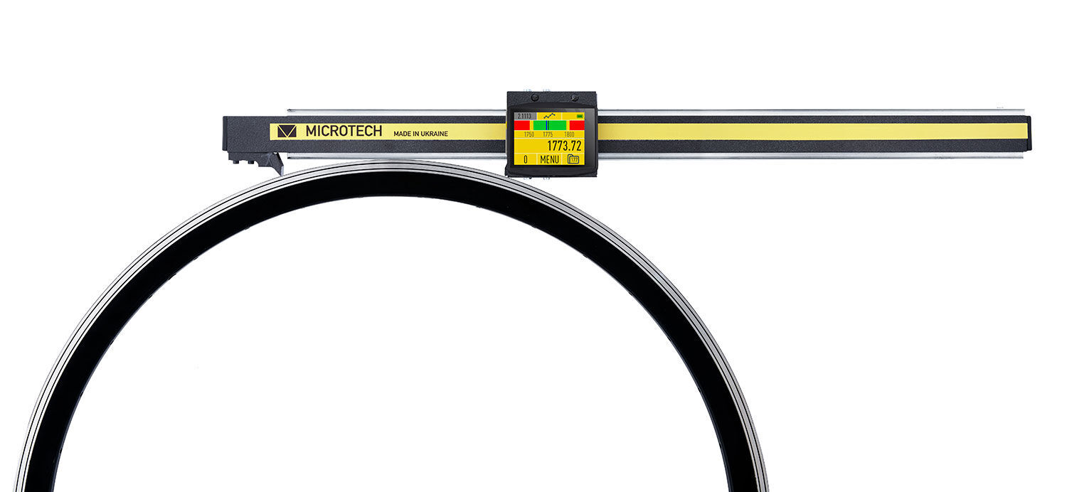 Microtech Metrology 32200mm Messuhr: Digitales Längenmessgerät misst großen schwarzen Bogen