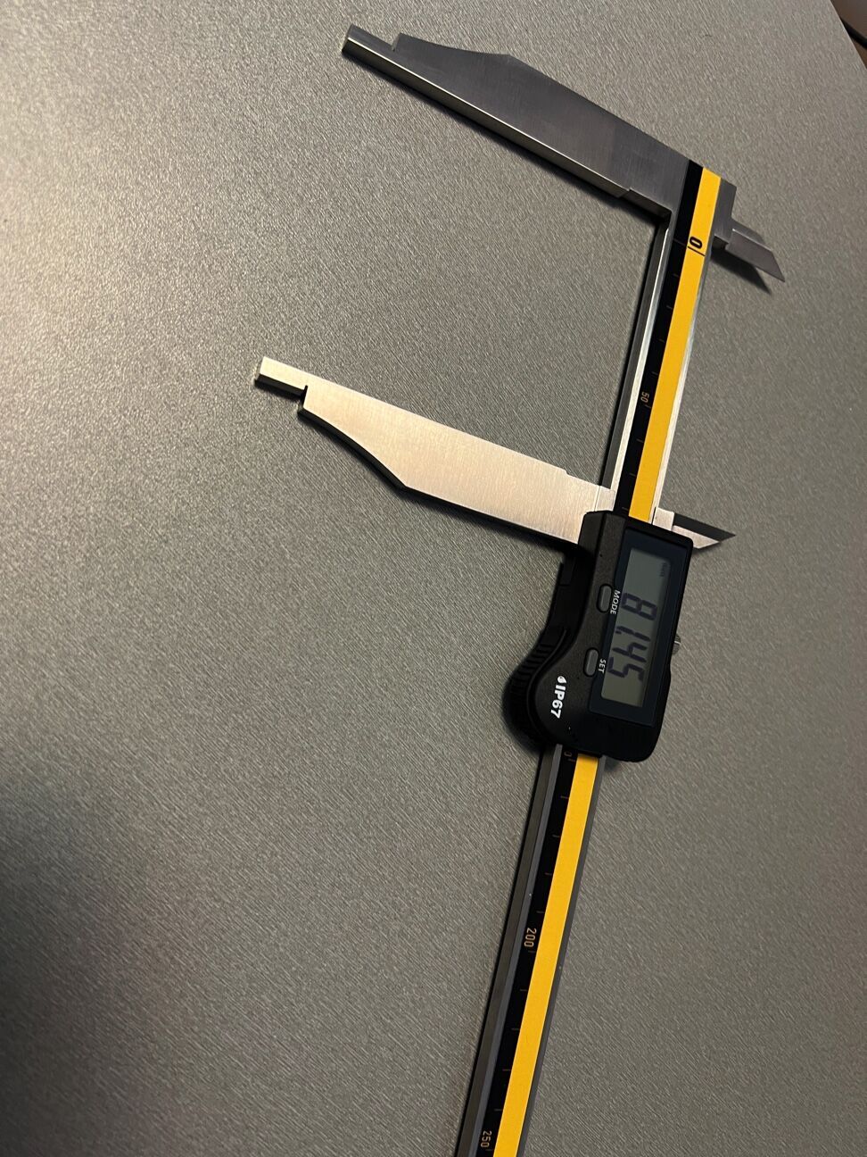 Microtech Digital Präzisionsmessschieber 500mm: silbernes Metall, schwarzes Display mit IP67, gelbe Skala